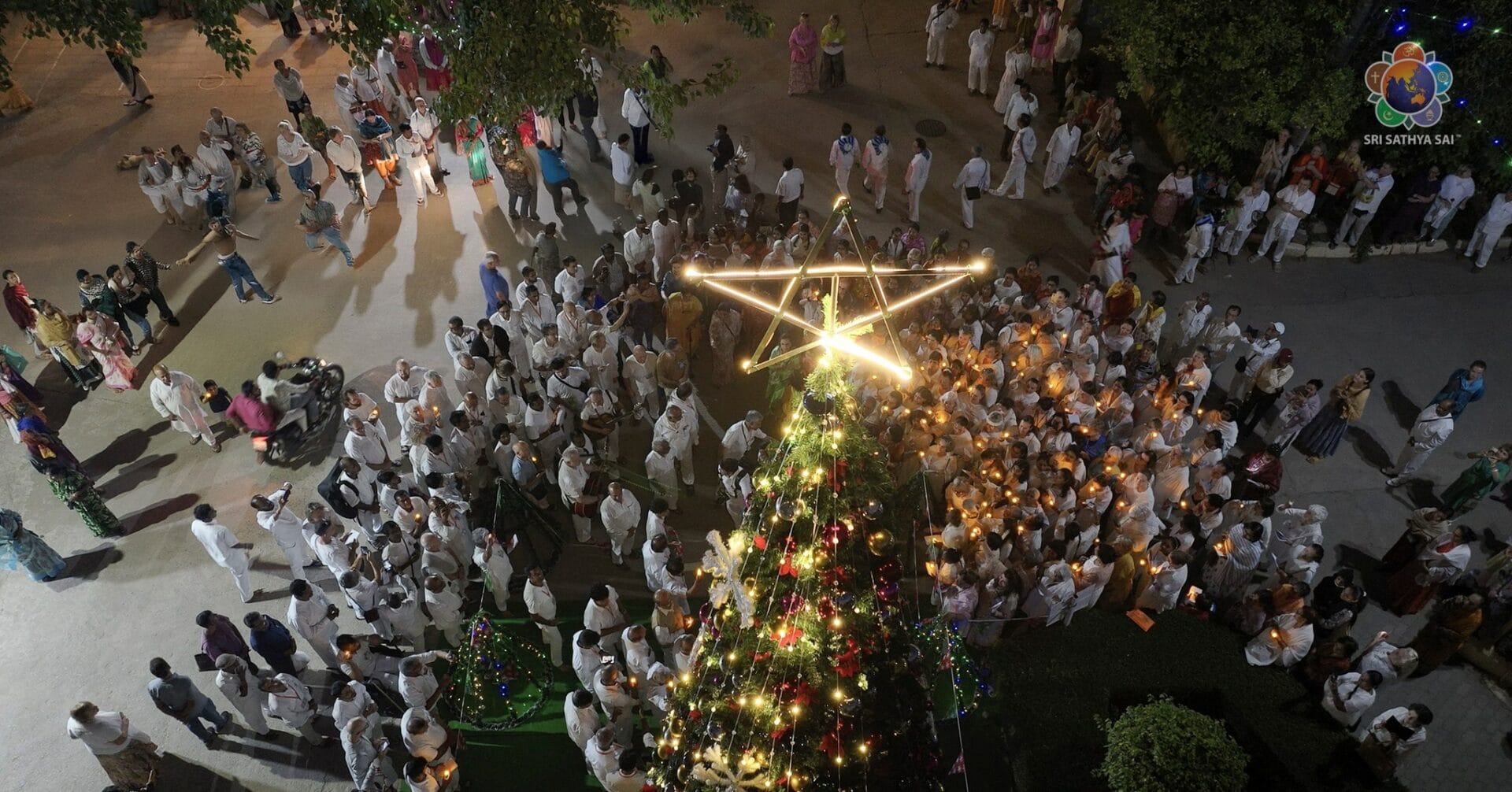 Una velada radiante de unidad y alegría: encendido del árbol de Navidad en Prasanthi Nilayam | 20 de diciembre de 2024