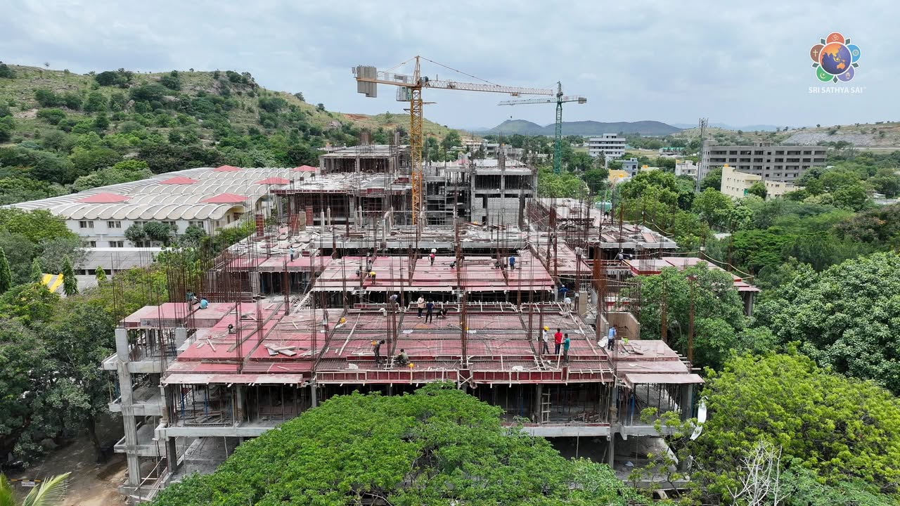 Ladrillos de Amor, Muros de Gracia y Devoción Protectora | Nuevos Dormitorios y Alojamientos en Prashanti Nilayam | 25 de septiembre de 2025